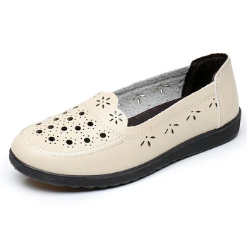 Nuevas Sandalias de Verano Transpirable Moda Hueco Fuera de los Zapatos de Cuero Suave Suela Antideslizante de Fondo Plano Zapatos de Mujer de edad avanzada Agujero Zapatos